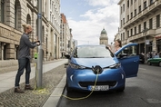 Nabíjení elektromobilů z pouličních lamp: Brzy si ho vyzkoušejí v Londýně