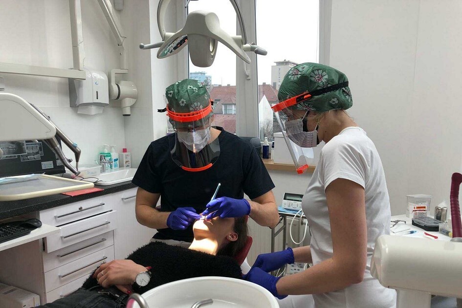 Čeští 3D tiskaři pomáhají v boji s virem COVID-19. Rozdávají ochranné štíty pro lékaře