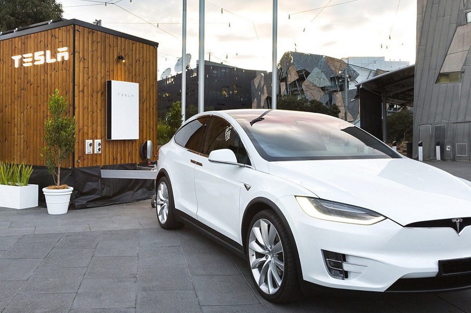 Tesla poslala Model X na turné po Austrálii. Tahá za sebou domek s baterií Powerwall