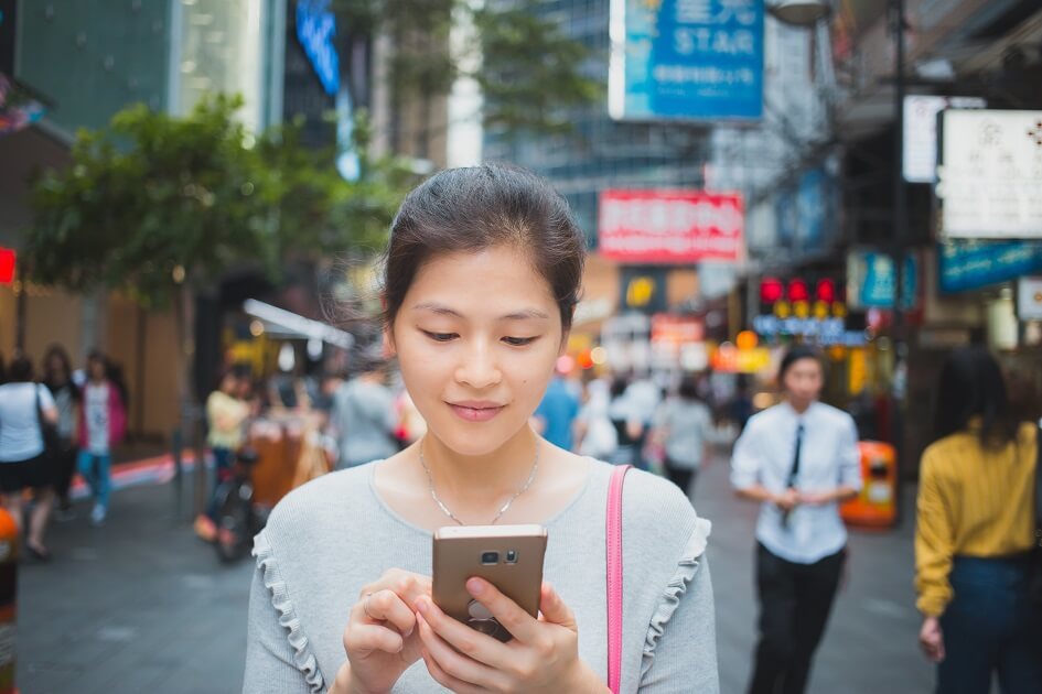 V Číně otevřeli speciální chodník pro lidi s očima přilepenýma k mobilům