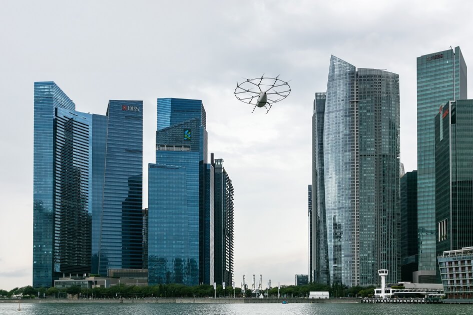 Pro obří droní taxíky staví v Singapuru miniletiště. Mrkněte na 1. zkušební let nad městem